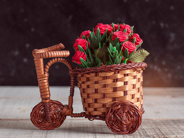 自転車の形をした編み籠に入った花束